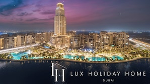 Ein Hochhotel mit Poolanlage, umgeben von anderen Gebäuden, in Dubai.