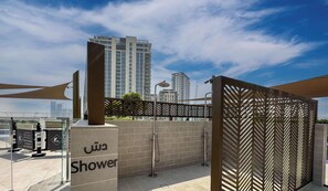 Ein Hotel mit einem verschlossenen Eingang, auf dem die Schilder 'Dusche' und 'Lux Holiday Home Dubai' angebracht sind.
