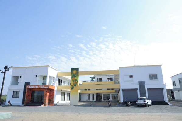 Front of property - Mango Bite Hotel & Restaurant (Mandvi)