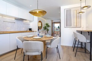 Full-sized fridge, microwave, stovetop, dishwasher
