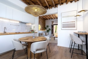 Maison (1 Bedroom) | Cuisine privée | Grand réfrigérateur, micro-ondes, plaque de cuisson, lave-vaisselle