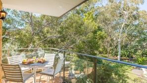 Outdoor dining - 9-12 Weatherly Cl - Air Con, Secure parking close to the water (Nelson Bay)