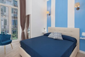 Quarto casal standard, vista para a cidade | Espaço de trabalho para notebook, Wi-Fi de cortesia, roupa de cama