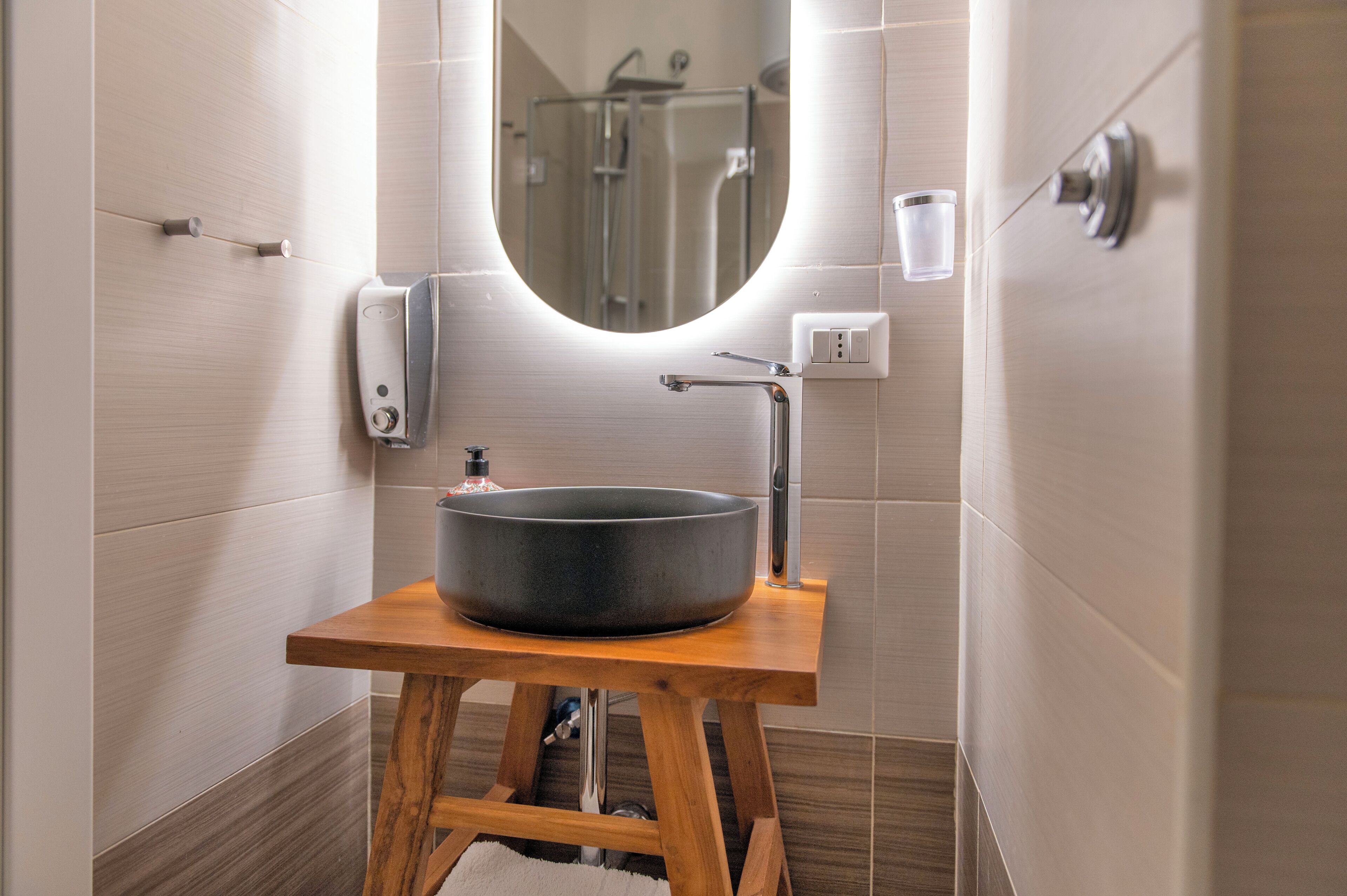 Quarto casal superior, vista para a cidade | Banheiro | Chuveiro, secador de cabelo, toalhas de banho, sabonete