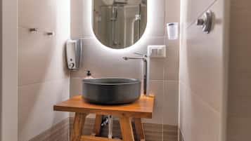 Quarto casal superior, vista para a cidade | Banheiro | Chuveiro, secador de cabelo, toalhas de banho, sabonete