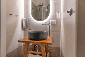 Chambre supérieure double, vue sur la ville | Salle de bain | Douche, séchoir à cheveux, serviettes fournies, savon