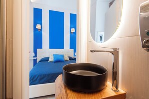 Standard-Doppelzimmer, Stadtblick | Badezimmer | Dusche, Haartrockner, Handtücher, Seife