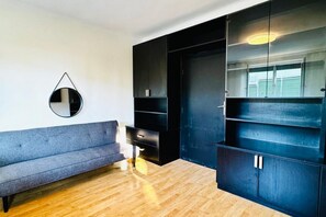 Smart TV - Pretty Double Room Shared Villa - Garden & Patio (Wien)