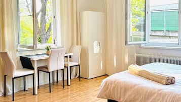 Iron/ironing board, bed sheets