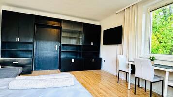 Iron/ironing board, bed sheets