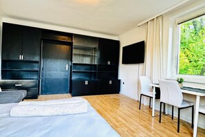 Iron/ironing board, bed sheets - Pretty Double Room Shared Villa - Garden & Patio (Wien)