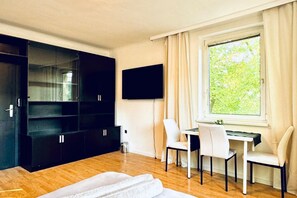 Interior - Pretty Double Room Shared Villa - Garden & Patio (Wien)