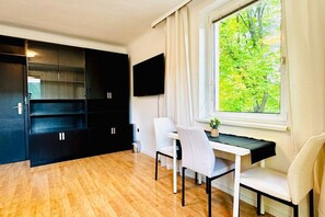 Dining - Pretty Double Room Shared Villa - Garden & Patio (Wien)