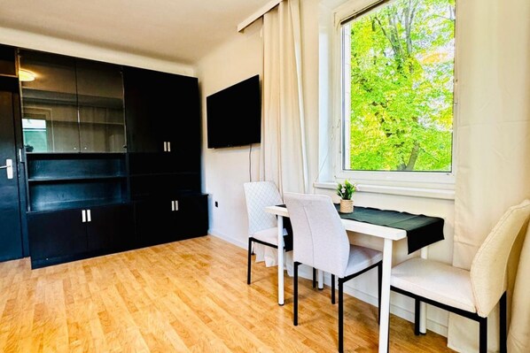 Dining - Pretty Double Room Shared Villa - Garden & Patio (Wien)