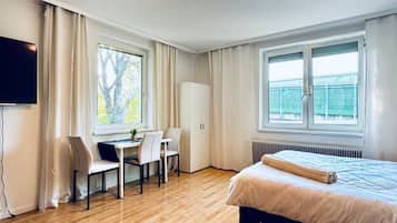 Iron/ironing board, bed sheets