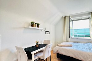 1 bedroom, bed sheets - Spacious Room in Garden Villa – Walk to the Danube (Vienna)
