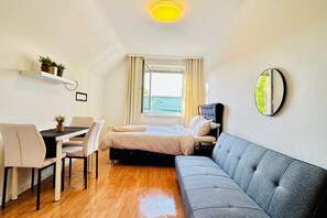 1 bedroom, bed sheets - Spacious Room in Garden Villa – Walk to the Danube (Vienna)