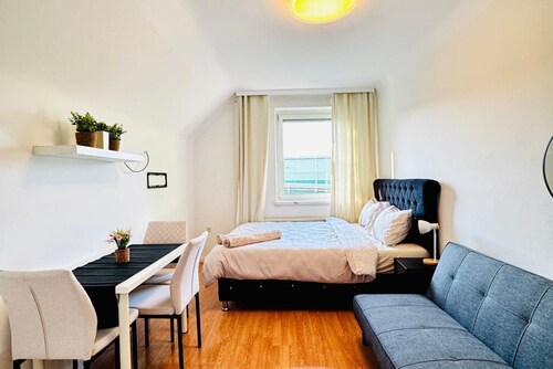 Spacious Room in Garden Villa – Walk to the Danube