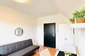Smart TV - Spacious Room in Garden Villa – Walk to the Danube (Vienna)