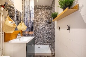 Shower, hair dryer, soap - Gaia House, Urban Oasis, RER A, Paris in 20min (Saint-Maur-des-Fossés)