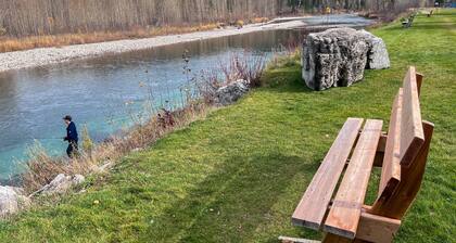 5 Mins from the Resort | Sleeps 3 | Dog Friendly