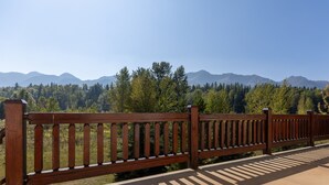 A wooden fence overlooking a mountainous landscape. - 5 Mins from the Resort | Sleeps 3 | Dog Friendly (Fernie)