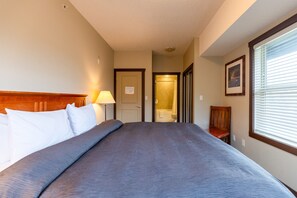 3 chambres, fer et planche à repasser, lit de bébé portatif