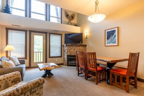 Smart TV, fireplace - 2 Bedroom Plus Loft l Sleeps 6 Adults (Fernie)