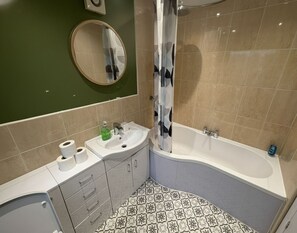 Combined shower/bathtub, free toiletries, hair dryer, towels