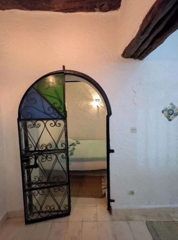 5 bedrooms, WiFi, bed sheets