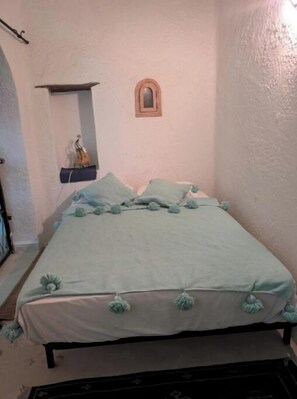 5 bedrooms, WiFi, bed sheets