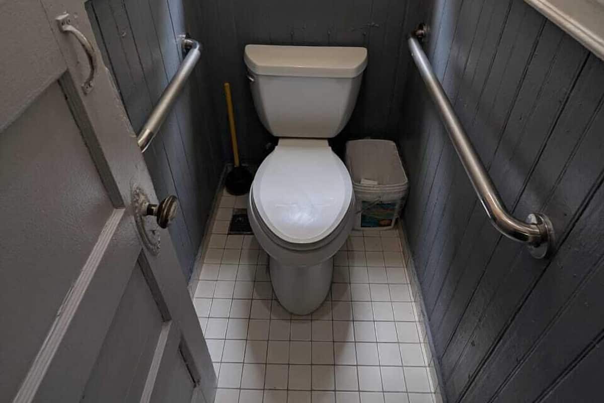 Basic Single Room | Shared bathroom