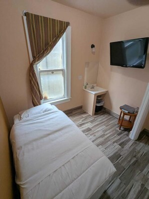 Basic Single Room | Free WiFi