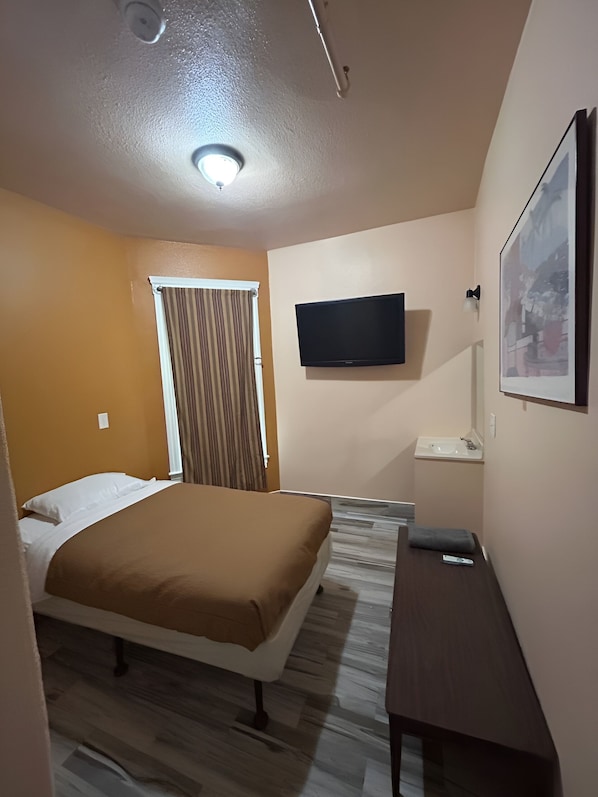 Basic Single Room | Free WiFi