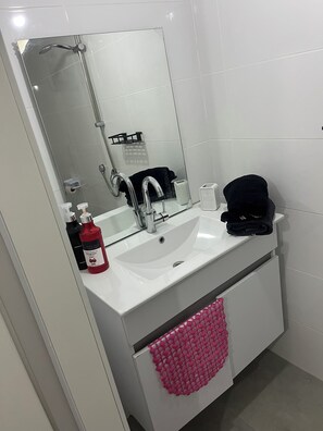 Toallas, jabón, papel higiénico