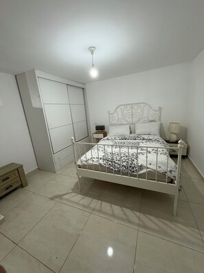 1 habitación, acceso a internet y ropa de cama 