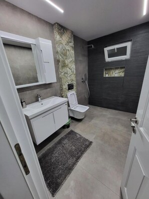 Apartment, 1 Bedroom, Balcony, Hill View | Bathroom