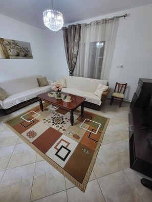 Apartment, 1 Bedroom, Balcony, Hill View | Living area
