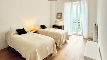 4 bedrooms, desk, iron/ironing board, travel crib