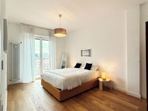 4 bedrooms, desk, iron/ironing board, travel cot - Loreto Penthouse Milan (Milano)