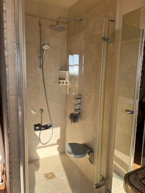 Douche, sĂšche-cheveux, serviettes fournies, savon