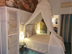 4 bedrooms, iron/ironing board, Internet, bed sheets