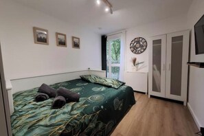 Iron/ironing board, WiFi, bed sheets