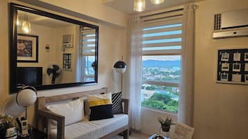 Condo, 3 Bedrooms | Ruang tamu