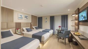 Kamar Triple Deluks, pemandangan sungai | Brankas, tirai kedap cahaya, dan kedap suara