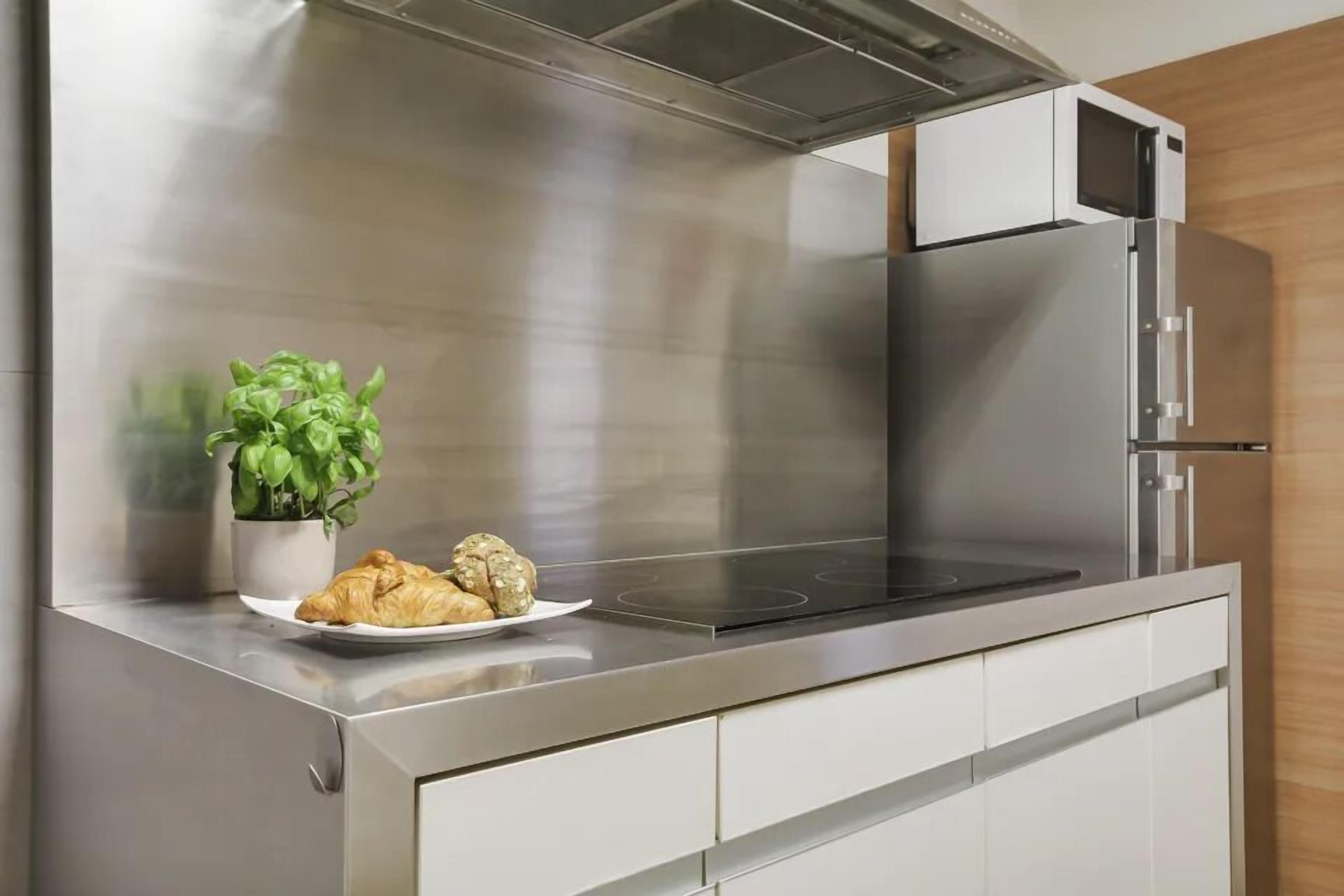 Jääkaappi, mikroaaltouuni, liesi, astianpesukone