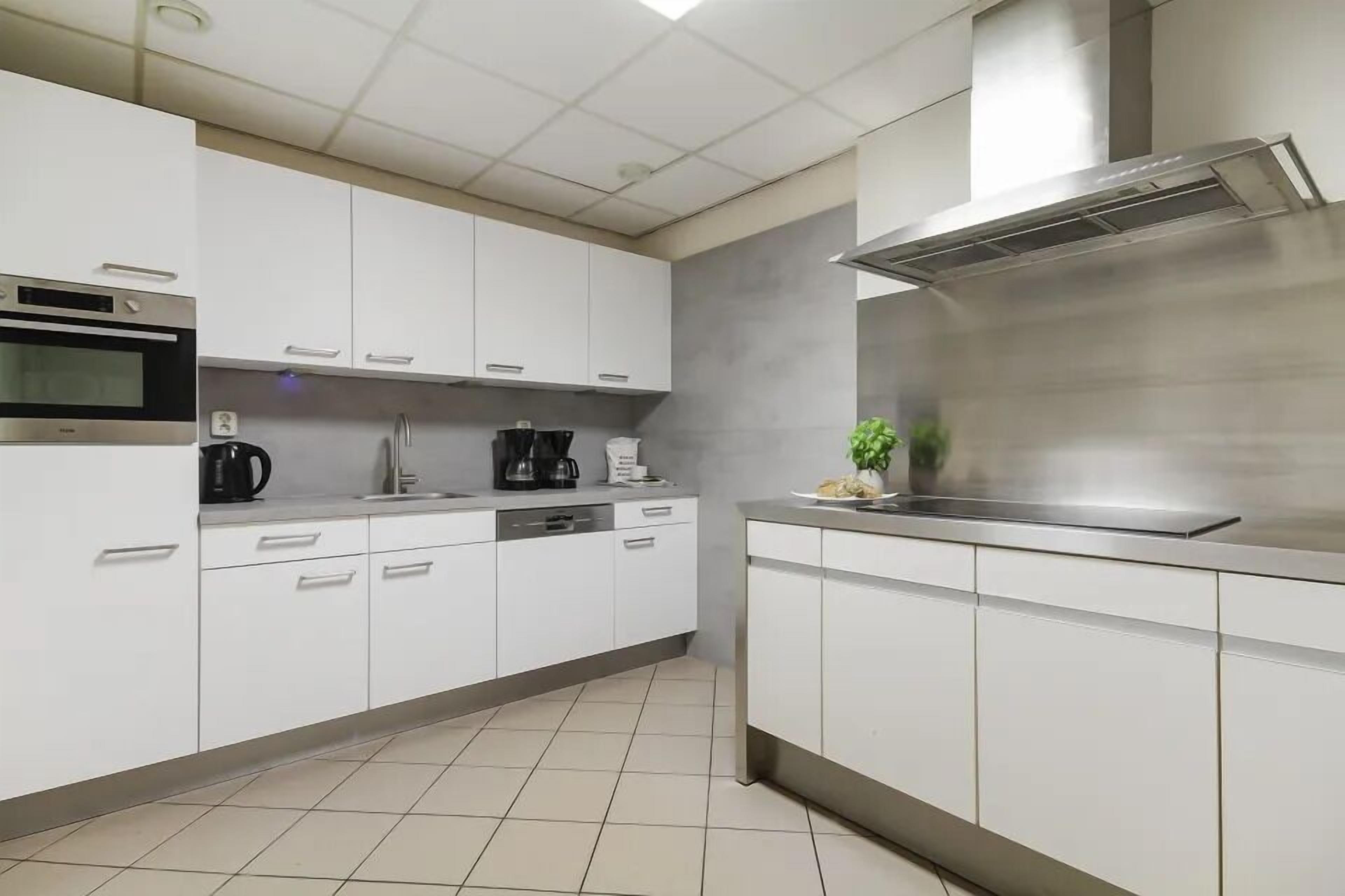 Refrigerador, microondas, placa de cocina, lavavajillas