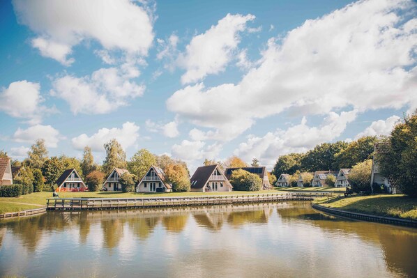 Exterior - Luxury 12-person villa with canal view, 6 bedrooms, 3 bathrooms, fenced garden and designer kitchen at Holiday Park ’t Hooge Holt. (Gramsbergen)