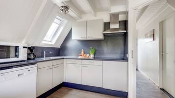 Fridge, microwave, stovetop, dishwasher