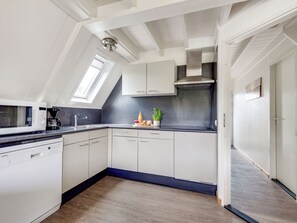 Refrigerador, microondas, placa de cocina, lavavajillas